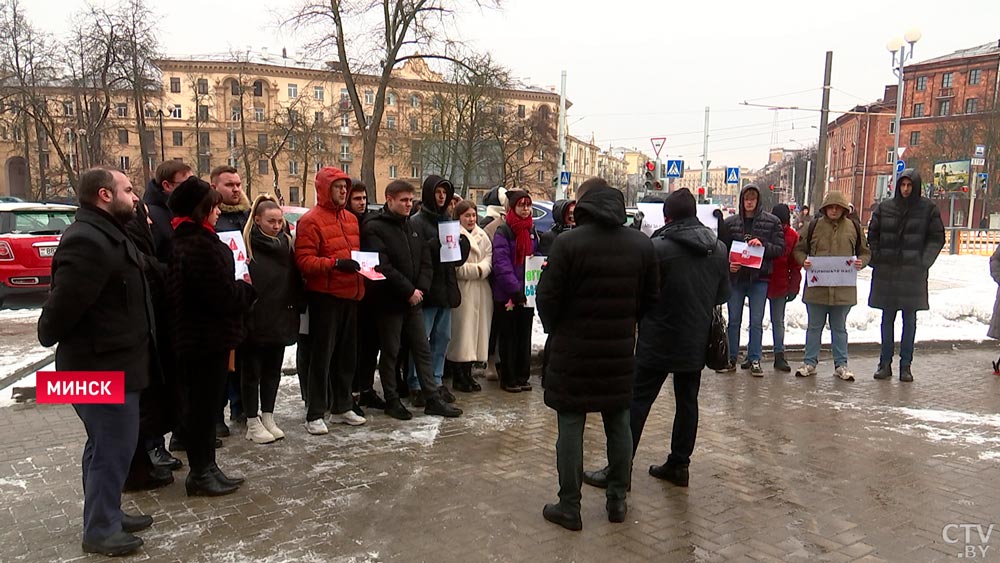 У здания посольства Польши в Беларуси собрались десятки человек. Спросили, чего они хотят-16