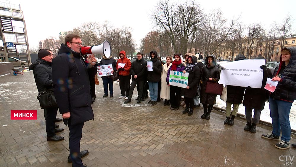 У здания посольства Польши в Беларуси собрались десятки человек. Спросили, чего они хотят-1