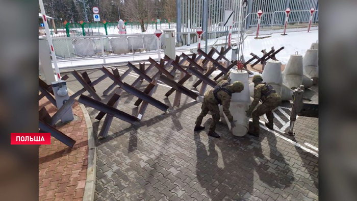 Польские военные устанавливают противотанковые заграждения на дорогах, ведущих в Беларусь