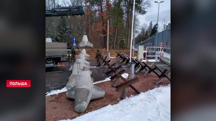 Польские военные устанавливают противотанковые заграждения на дорогах, ведущих в Беларусь-1