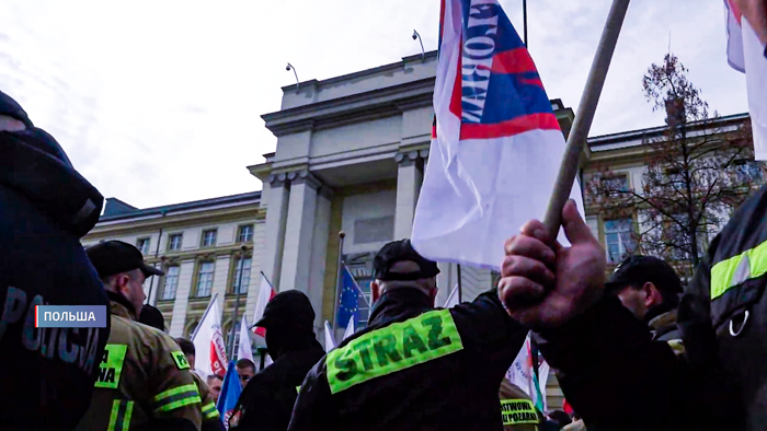 Польские полицейские вышли на протест и символично похоронили свою профессию