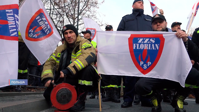 Польские полицейские вышли на протест и символично похоронили свою профессию-4