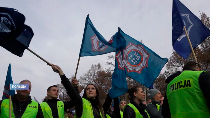 Польские полицейские вышли на протест и символично похоронили свою профессию-7