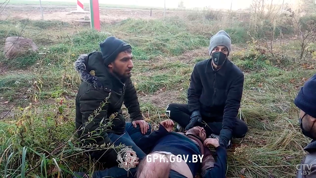 Без одежды и в бессознательном состоянии. Польские силовики выбросили группу беженцев-1