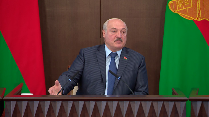 Лукашенко: «Надо не просто на рынке семечки продать, а выдавить масло подсолнечное»