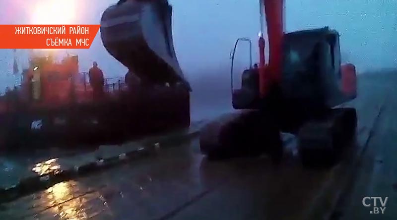  Понтонный мост в Житковичах временно развели для пропуска ледяной шуги -1