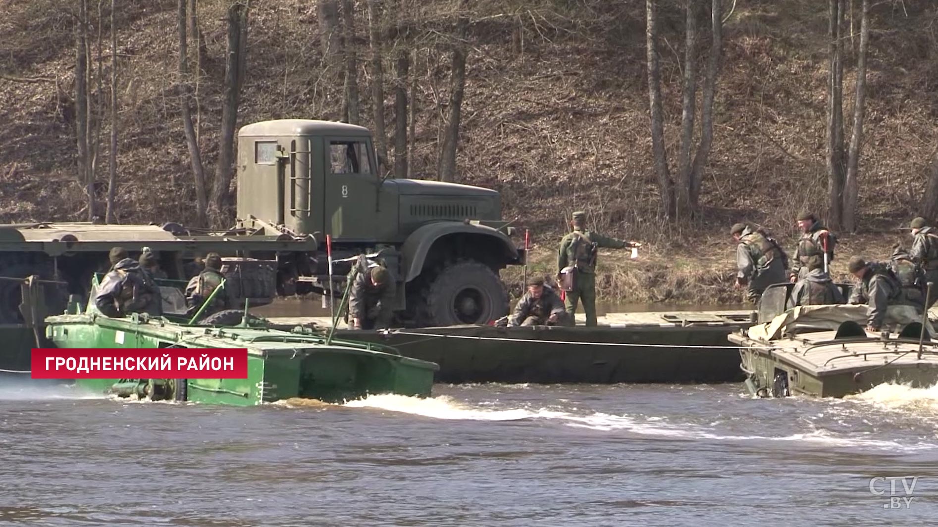 Собрать паром, переправить технику. Как военные понтонёры со всей страны соревнуются на Немане-15