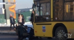 На улице Кижеватова женщина перебегала дорогу и попала под автобус