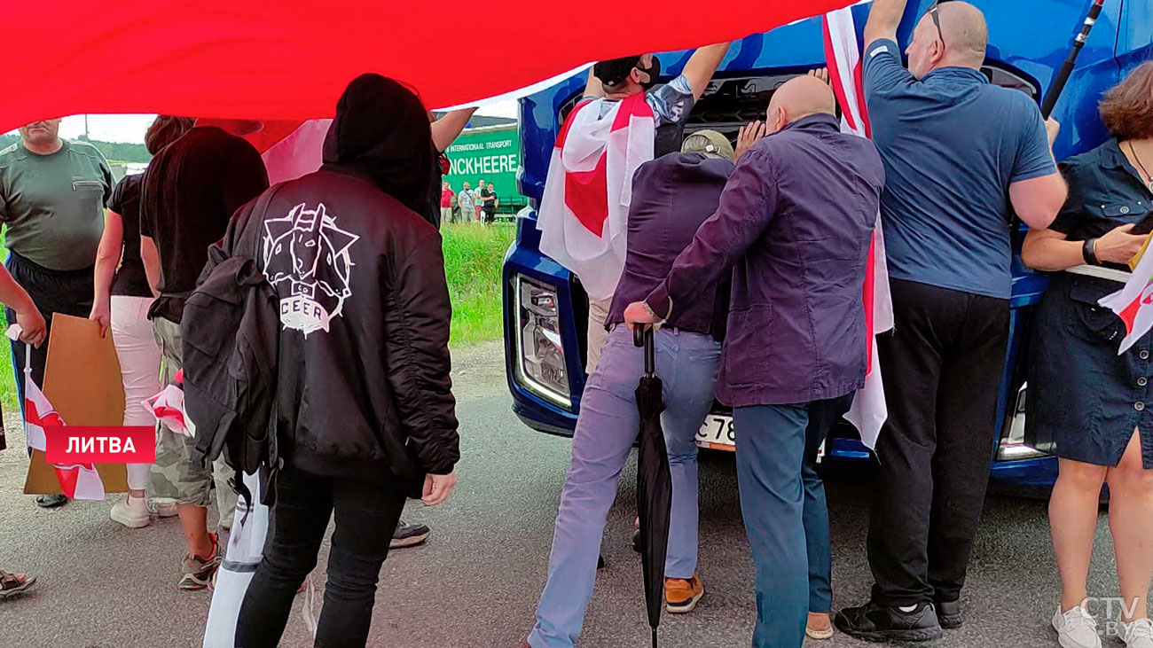 «Пускай успокаиваются, а то стыдно за землячков». Реакция дальнобойщиков на попытку оппозиции перекрыть дорогу на границе-10