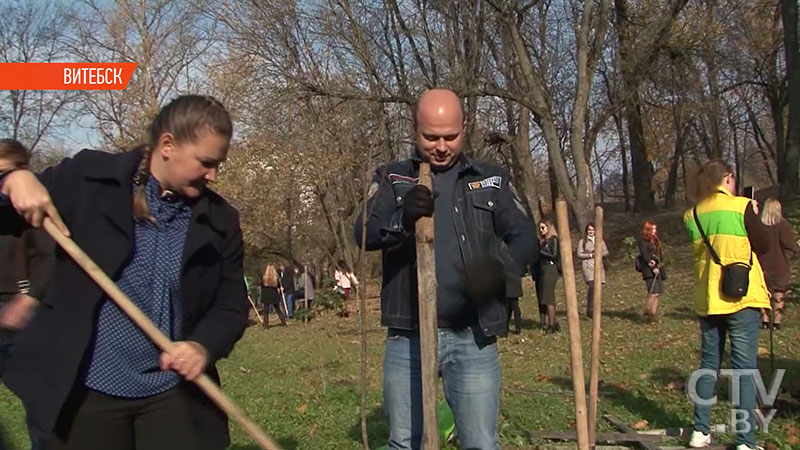 Память о ВЛКСМ в скверах страны: молодые учителя из Беларуси и России высадили аллею деревьев в Витебске-15