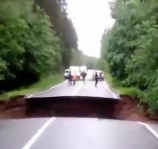 В Воложинском районе смыло трассу. Шокирующий видеофакт