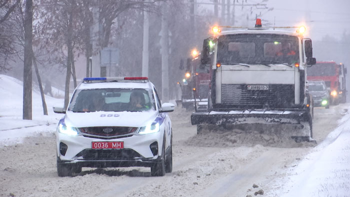 Более 3 тысяч единиц коммунальной техники устраняют последствия непогоды в Беларуси