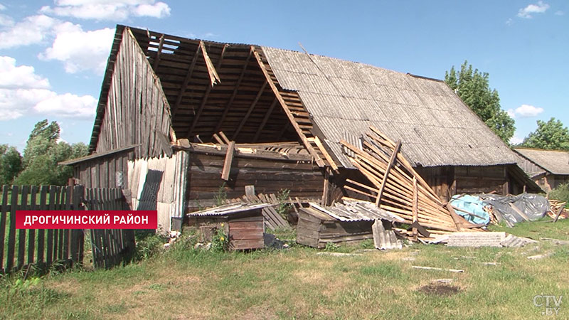 Памятник Наполеону Орде остался без руки, сотни поваленных деревьев и сорванные крыши: последствия ураганного ветра в Беларуси -1