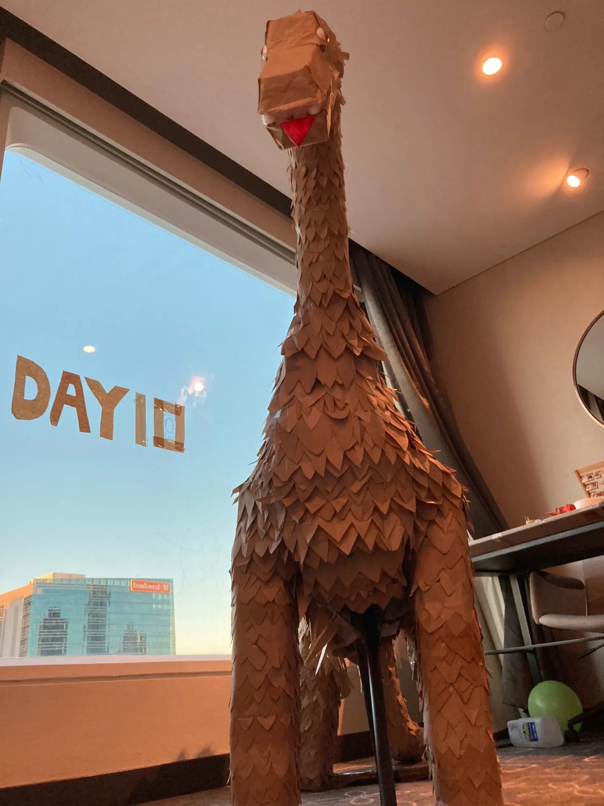 Родители построили для дочки огромного бумажного динозавра. И это был компромисс -4