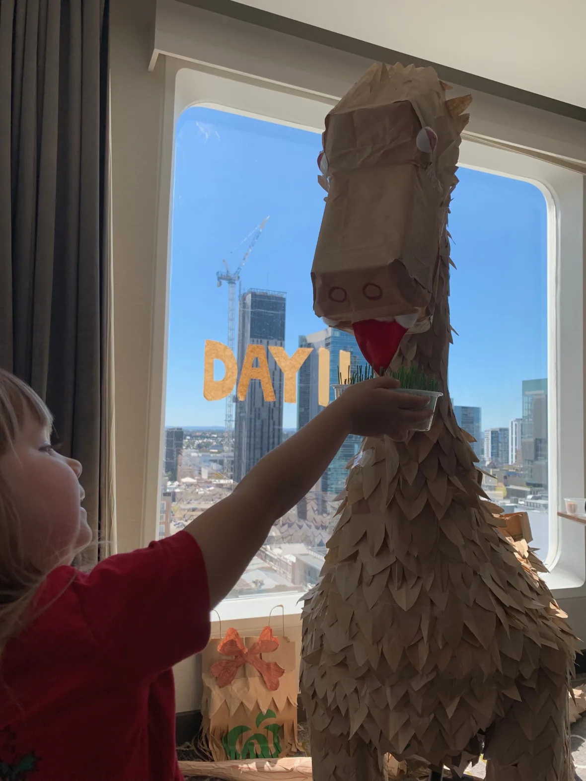 Родители построили для дочки огромного бумажного динозавра. И это был компромисс -7