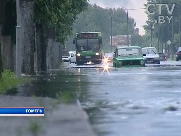 В Гомеле сильный ливень и потоп парализовали движение транспорта на несколько часов