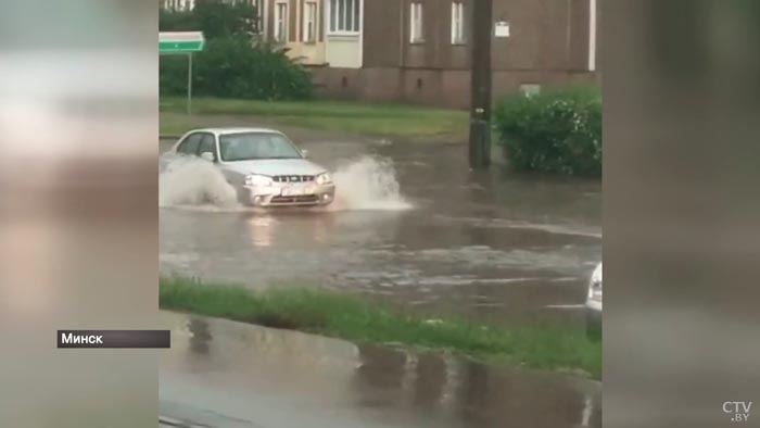 Вода до потолка и массовая потеря автономеров. Рассказываем, как дождь превратил Минск в Венецию-16