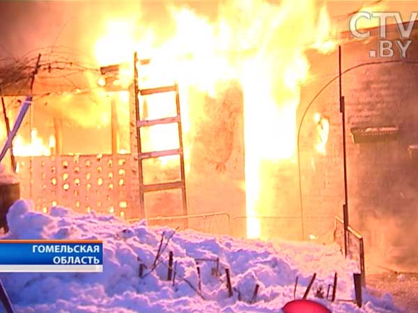 В Бангладеш горит торговый центр: люди ждут помощи на крыше 