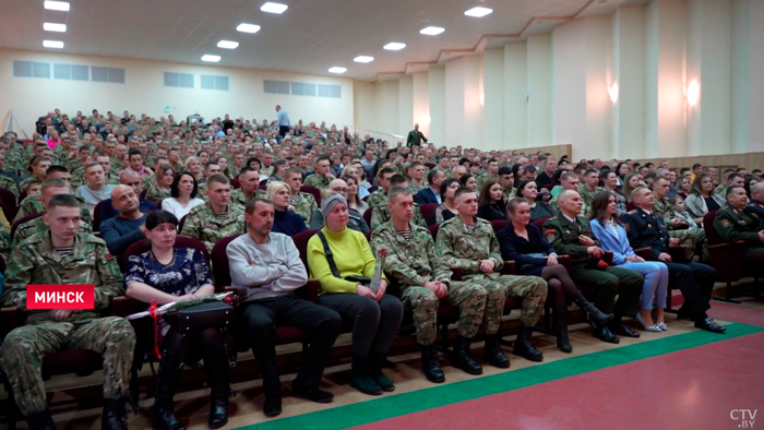 «Горжусь сыном, что служит во внутренних войсках». В войсковых частях поздравили солдат-срочников-10