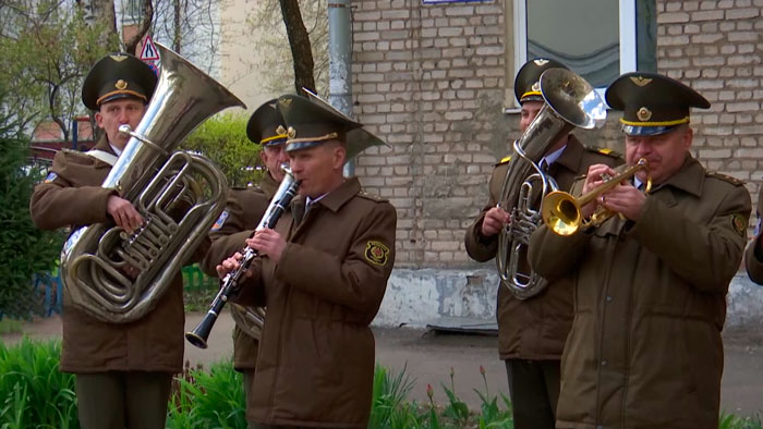 «Такой сюрприз». Витебские военные поздравили ветерана ВОВ с наступающим Днём Победы