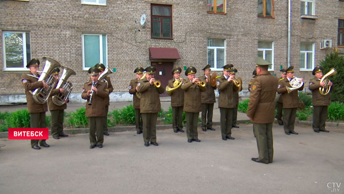 «Такой сюрприз». Витебские военные поздравили ветерана ВОВ с наступающим Днём Победы-1