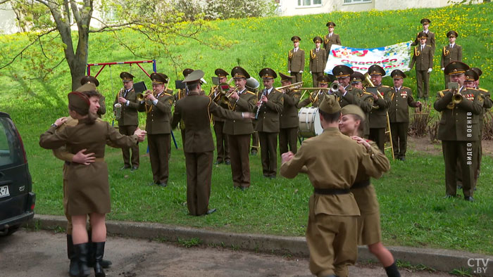 Концерт прямо у дома! Вот как поздравили с наступающим Днём Победы ветерана Льва Канделинского-4