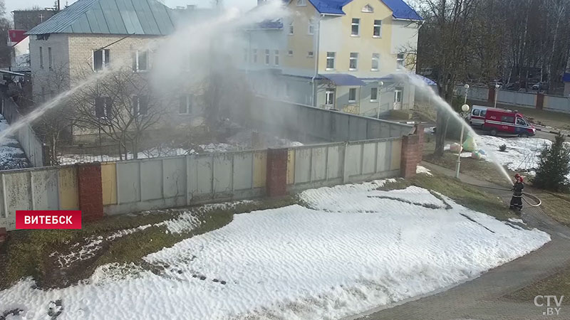 Цветы на каждый этаж роддома и водное шоу. Витебские спасатели необычно поздравили будущих мам с 8 Марта-24