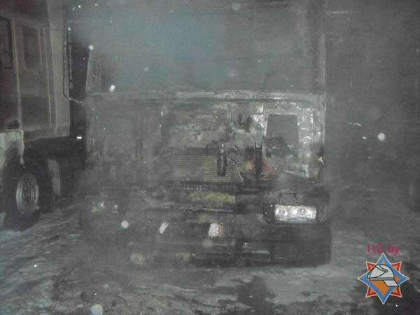 За минувшие сутки в Минской и Гродненской областях сгорели 4 грузовика. 1 человек погиб
