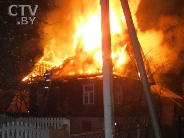 Сгорел дом в Пинском районе. Люди спаслись благодаря автономному пожарному извещателю