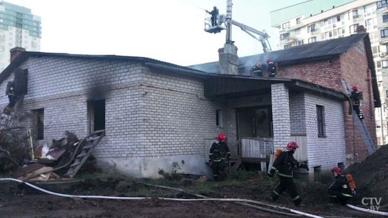 Бездомные устроили пожар в заброшке в Минске-1 Бездомные устроили пожар в заброшке в Минске-1