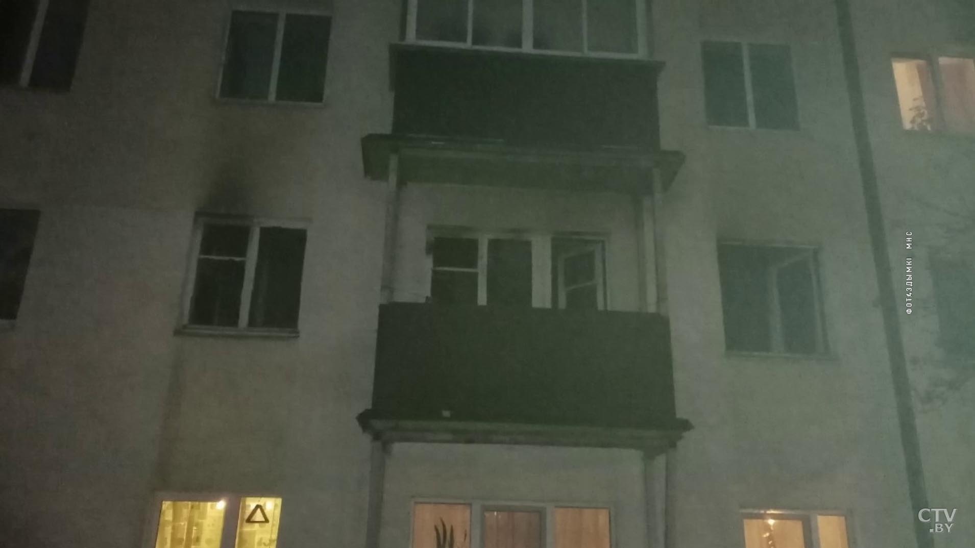 В Молодечно спасли двух человек на пожаре-4