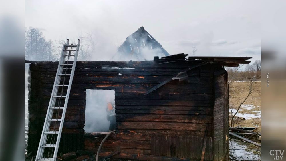 В Вилейском районе сгорел дом – хозяйка спаслась благодаря извещателю-1