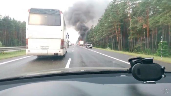 На трассе M1 полыхала фура. Сгорели кабина и прицеп-1