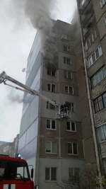 Хозяйка оставила без присмотра зажжённую свечу. 9 человек эвакуировали из-за пожара в минской многоэтажке