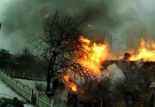 В Мядельском районе очевидцы вытащили из горящего дома 91-летнюю пенсионерку