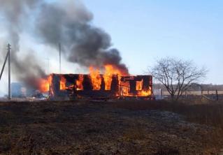 Сжигала мусор и не заметила, что подожгла траву. В Ивьевском районе тушили деревню