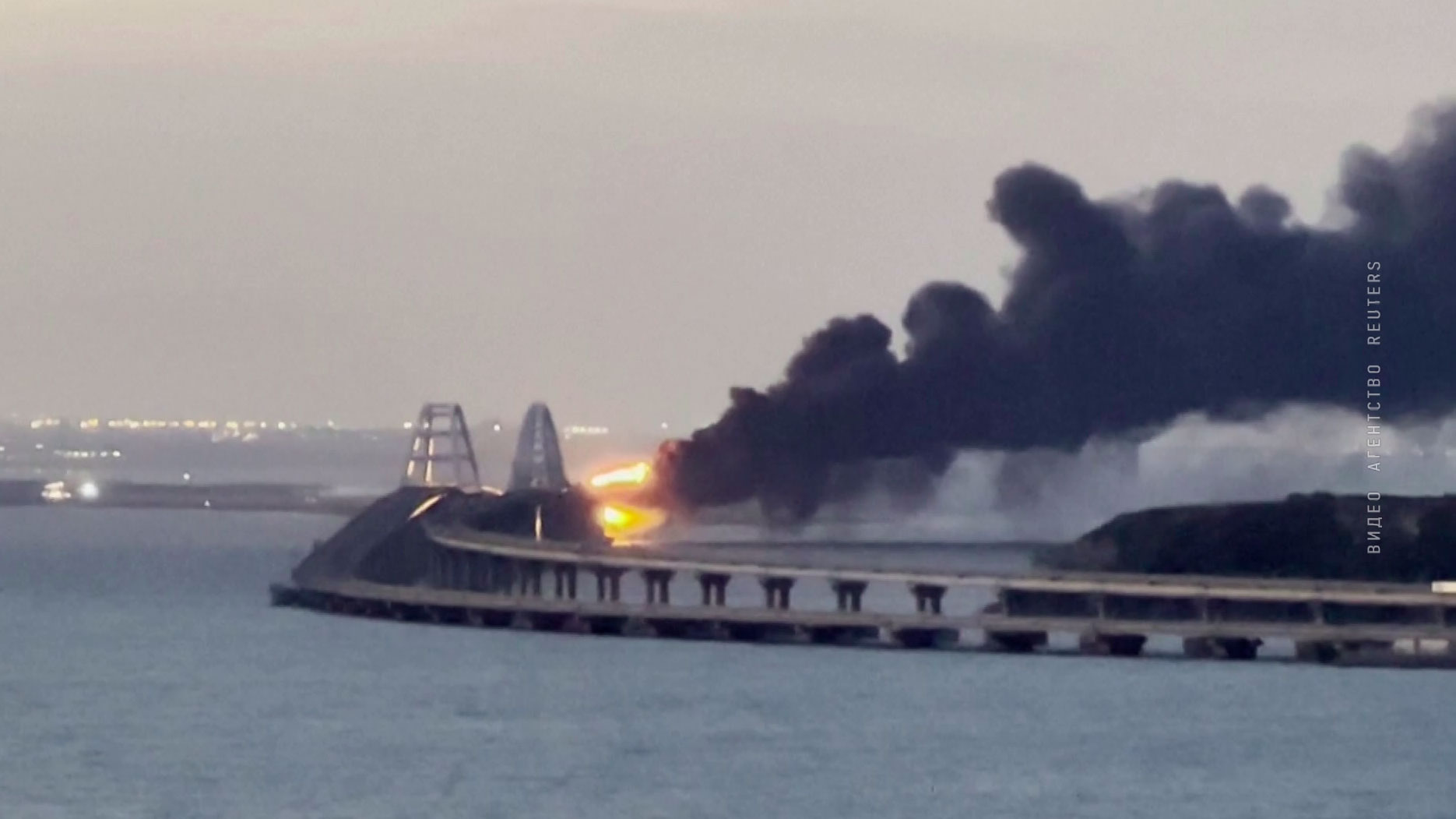 На Крымском мосту произошёл пожар, частично обрушились два автомобильных пролёта