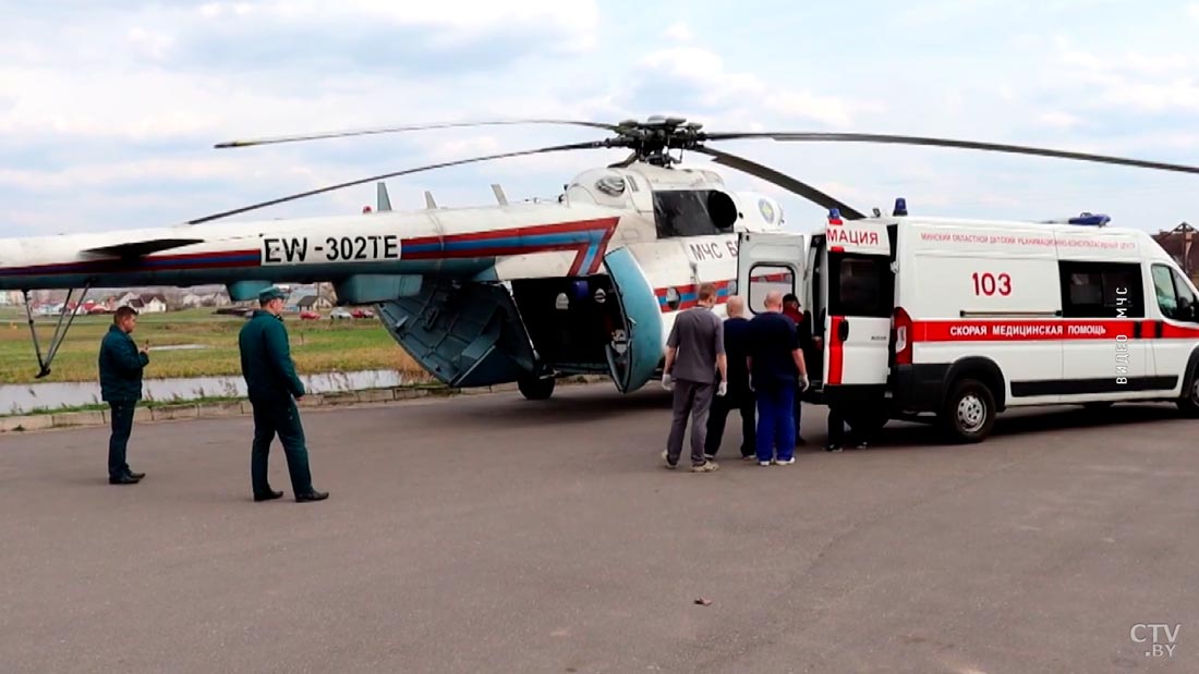 Вертолёт МЧС перевёз из Мяделя в Минск мальчика, который спас брата на пожаре-7