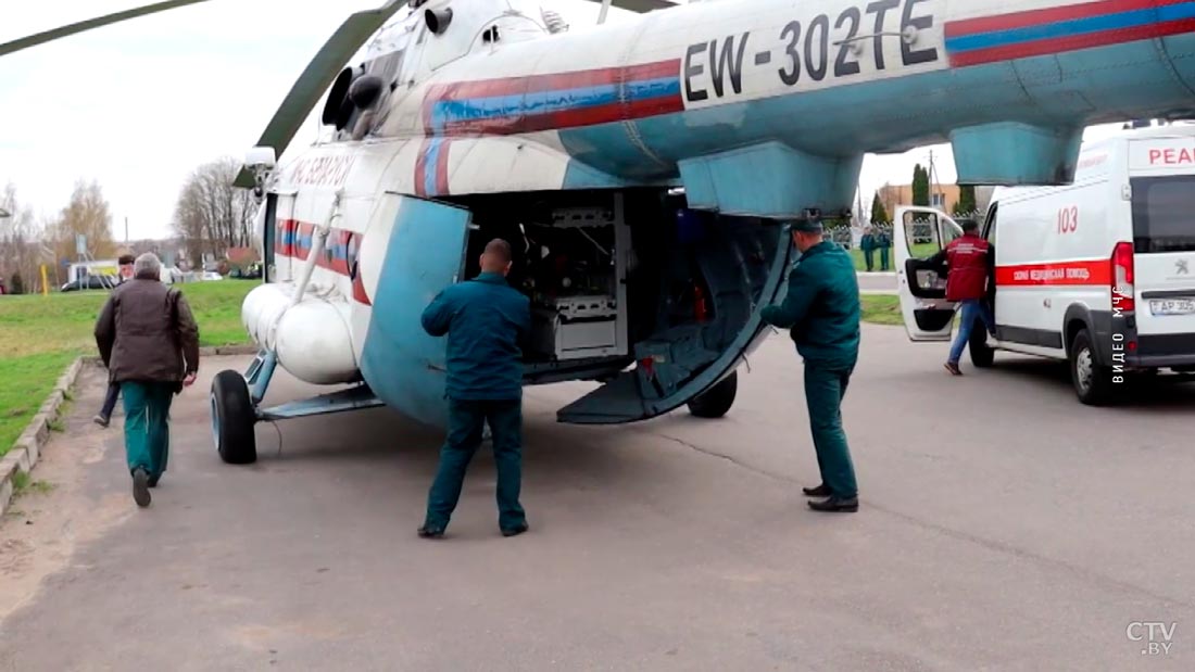 Вертолёт МЧС перевёз из Мяделя в Минск мальчика, который спас брата на пожаре-10