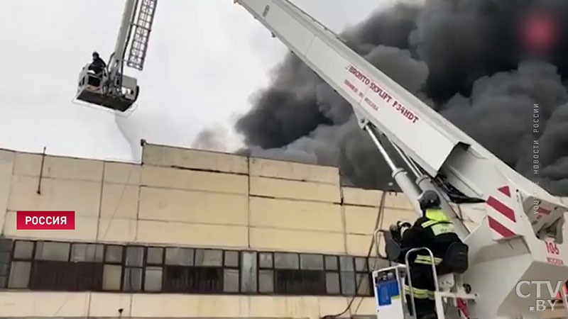 В Москве полыхает склад с тканями: внутри здания взрываются газовые баллоны-10