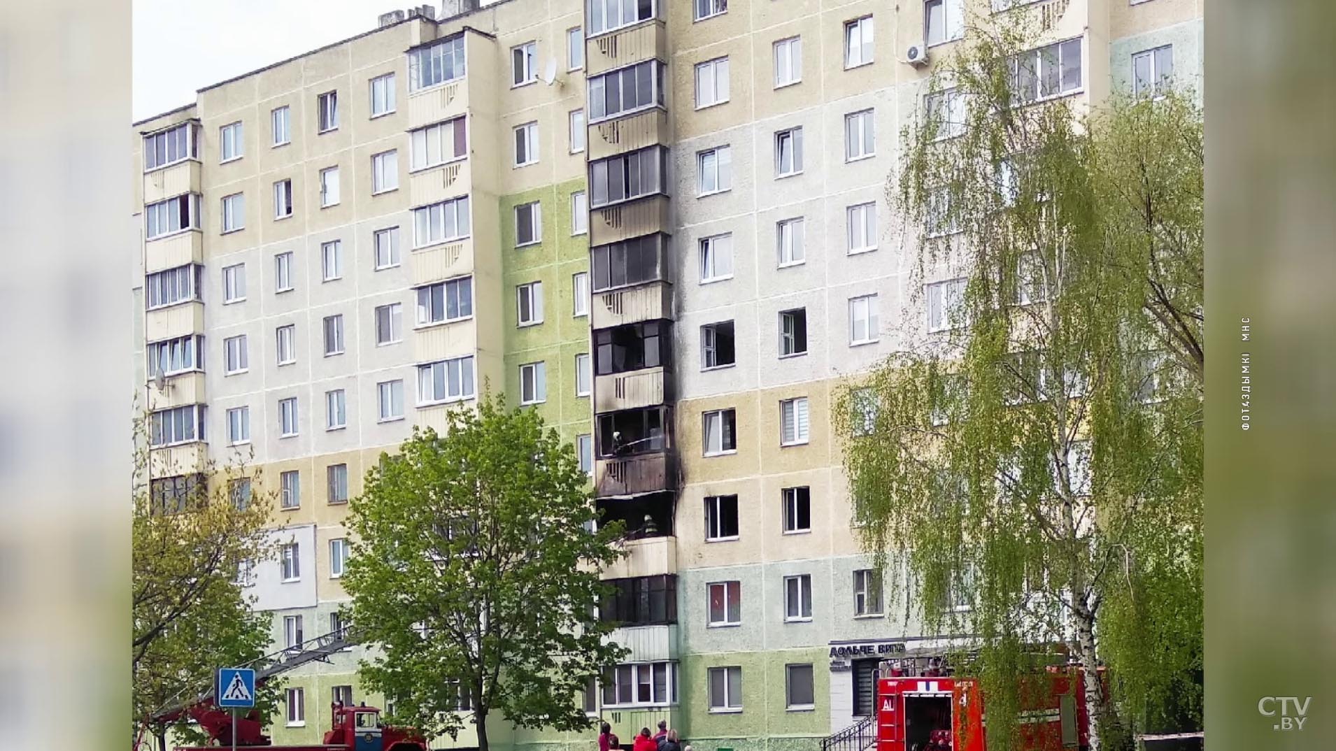 Пожар в многоэтажке Солигорска: выгорел балкон и рамы на двух этажах-4