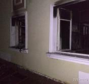 На пожаре в Хойниках хозяина горевшей квартиры спасали через окно