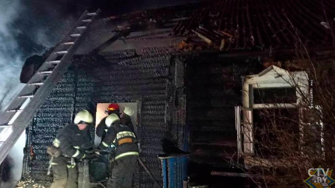 В Минском районе горел жилой дом, пострадал 70-летний хозяин-1