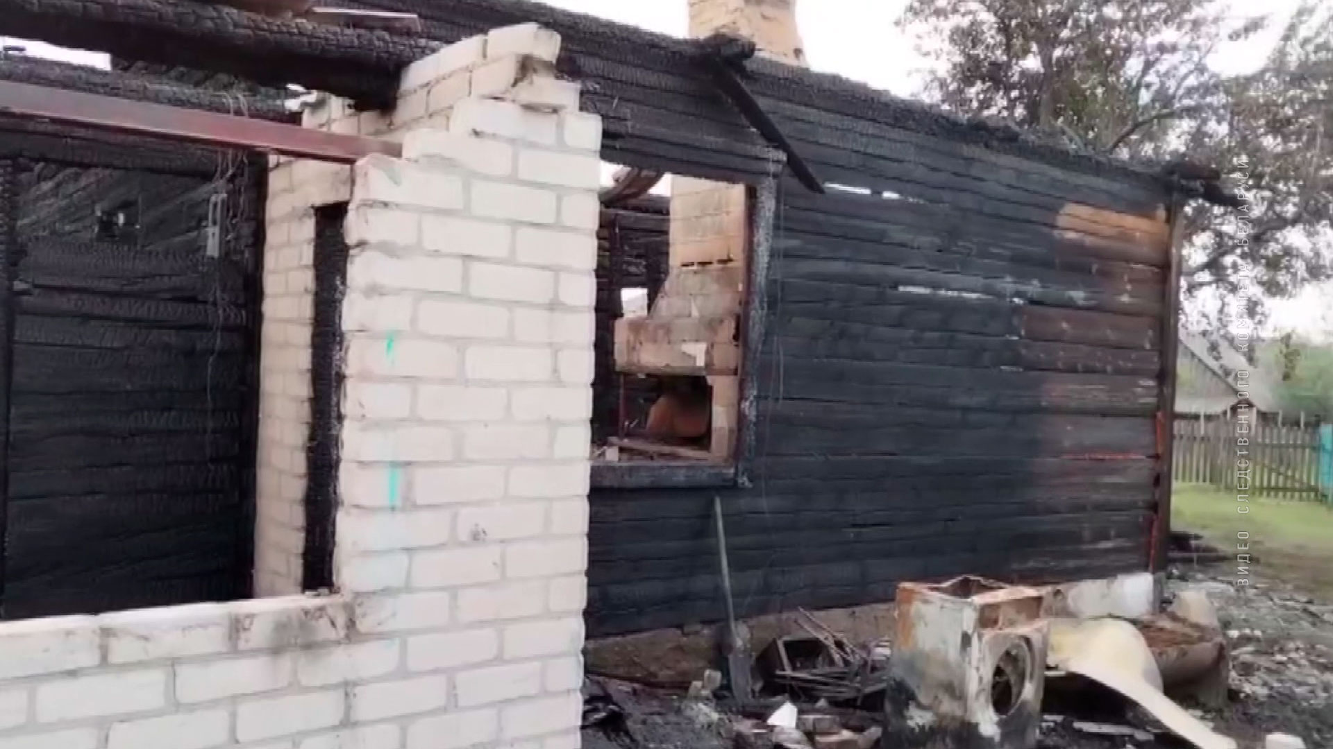 Женщина с двумя маленькими детьми погибли при пожаре в Пинском районе
