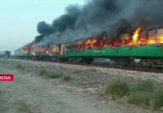 Пожар в поезде в Пакистане произошел в результате взрыва газового баллона