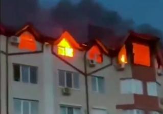 В российской Анапе загорелся многоквартирный жилой дом В российской Анапе загорелся многоквартирный жилой дом