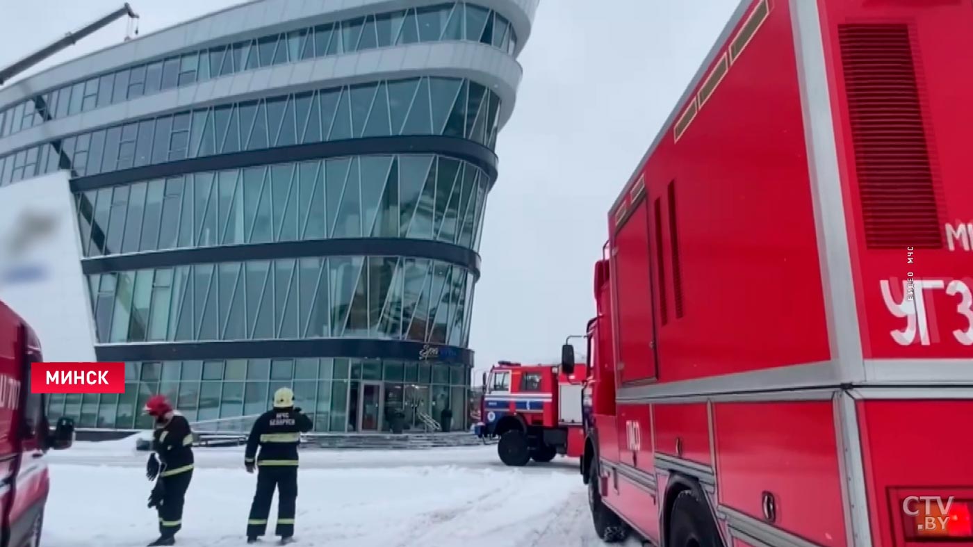 Пожар в оздоровительном центре на проспекте Победителей. Из здания эвакуировали 200 человек-4