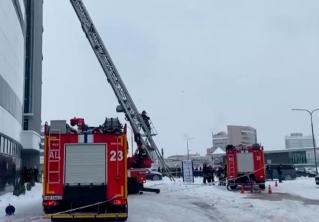 Пожар в оздоровительном центре на проспекте Победителей. Из здания эвакуировали 200 человек