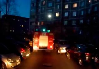 В Слуцке спасатели вынесли человека из горящей квартиры. Мужчина с ожогами в больнице