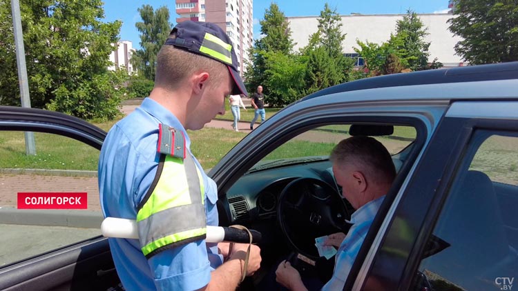 Не оставляйте детей и животных в машине! В ГАИ напоминают правила безопасности во время жары-7